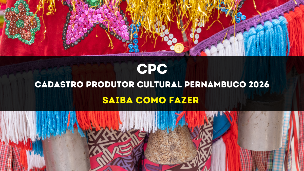 Banner horizontal com fundo fotográfico colorido mostrando detalhes de uma vestimenta de Maracatu Rural, com bordados de paetês e franjas coloridas. No centro, uma faixa preta horizontal destaca o texto em letras brancas: "CADASTRO CULTURAL PERNAMBUCO 2026 - SAIBA COMO FAZER". No canto inferior direito, a logomarca da Diáspora Brasil, composta por um sol amarelo com o nome da marca em preto e verde.