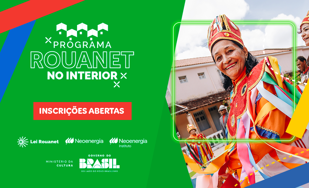 Programa Rouanet no Interior #PraCegoVer: Peça gráfica publicitária com fundo verde vibrante. À esquerda, em destaque, o texto "PROGRAMA ROUANET NO INTERIOR" em letras brancas, com um botão vermelho abaixo escrito "INSCRIÇÕES ABERTAS". À direita, dentro de uma moldura de cantos arredondados com brilho neon verde, há a fotografia de uma mulher negra idosa sorridente. Ela veste um figurino festivo de cultura popular (possivelmente Reisado ou Congada) extremamente colorido, com fitas de cetim multicoloridas e um chapéu ornamentado em vermelho e dourado. Na parte inferior, as logomarcas da Lei Rouanet, Neoenergia, Ministério da Cultura e Governo Federal.